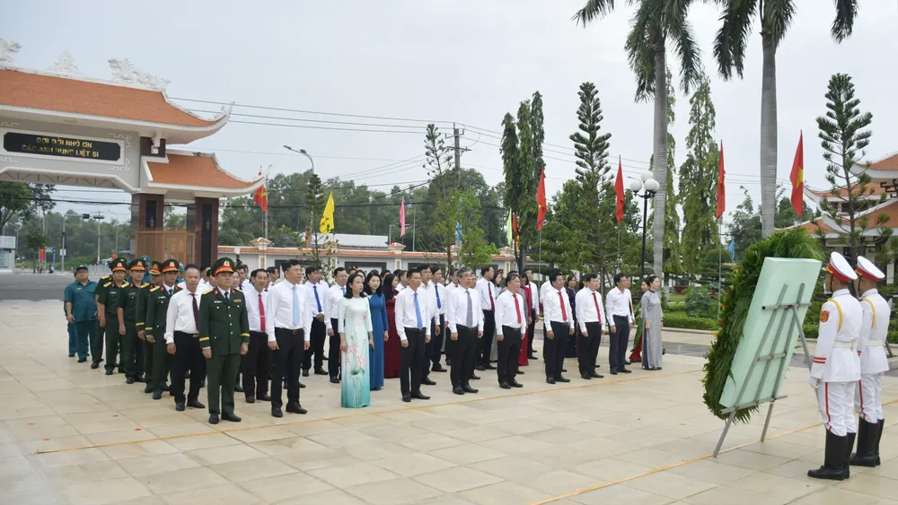 En delegation från stadspartikommittén - folkrådet - folkkommittén - Vietnams fosterlandsfrontskommitté i Ho Chi Minh-staden besökte och erbjöd rökelse och blommor till heroiska martyrer.