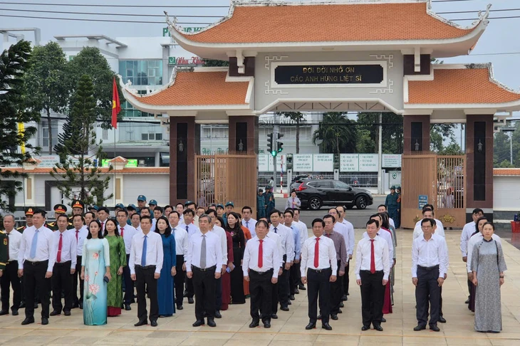 Đoàn đại biểu TP.HCM dâng hương nghĩa trang liệt sĩ, bảo tàng Hồ Chí Minh trước thềm Đại hội Đảng - Ảnh 4.