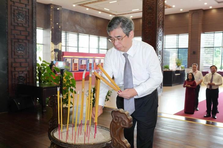 Đoàn đại biểu TP.HCM dâng hương nghĩa trang liệt sĩ, bảo tàng Hồ Chí Minh trước thềm Đại hội Đảng - Ảnh 7.