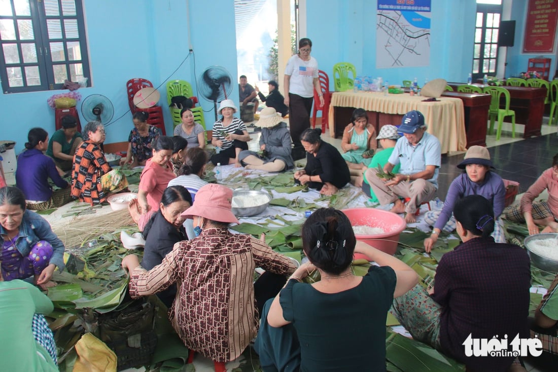 Người dân Đà Nẵng gói bánh tét, làm thịt ngâm nước mắm gửi tặng vùng lũ miền Bắc - Ảnh 1.