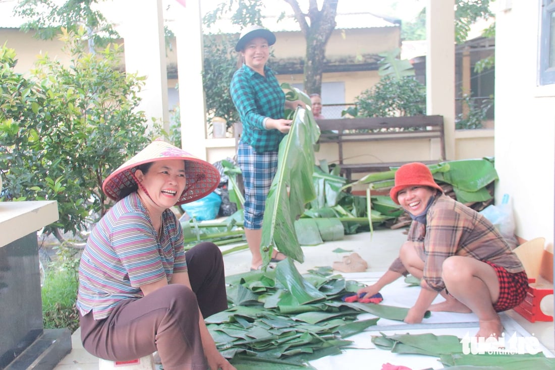 Người dân Đà Nẵng gói bánh tét, làm thịt ngâm nước mắm gửi tặng vùng lũ miền Bắc - Ảnh 2.