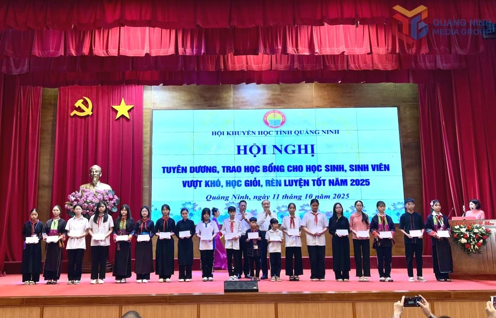ថ្នាក់ដឹកនាំសមាគមលើកកម្ពស់ការអប់រំខេត្តផ្តល់អាហារូបករណ៍ដល់សិស្សានុសិស្ស។