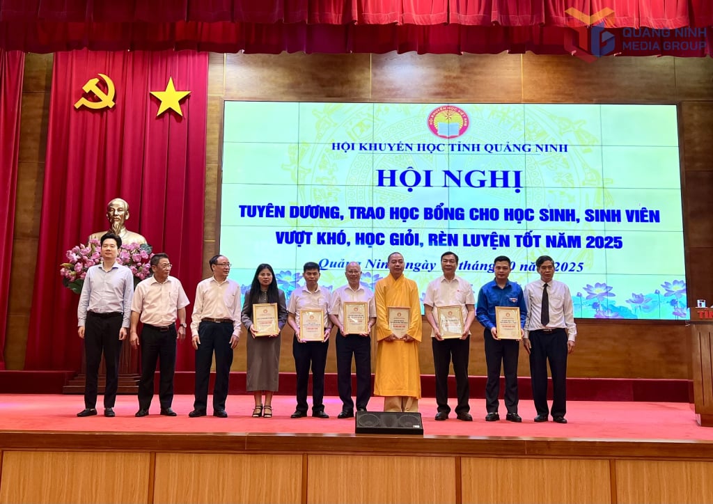 ថ្នាក់ដឹកនាំសមាគមលើកកម្ពស់ការអប់រំខេត្តប្រគល់ប័ណ្ណសរសើរដល់តំណាងអង្គភាព អាជីវករ និងសប្បុរសជន។