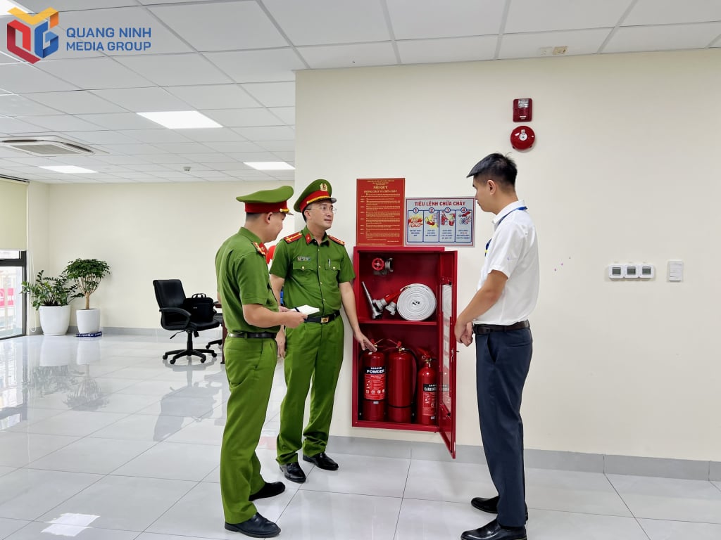 Oficiales del Departamento de Policía de Prevención de Incendios y Rescate (Policía Provincial) inspeccionaron y guiaron el trabajo de prevención de incendios en PVcombank Quang Ninh.