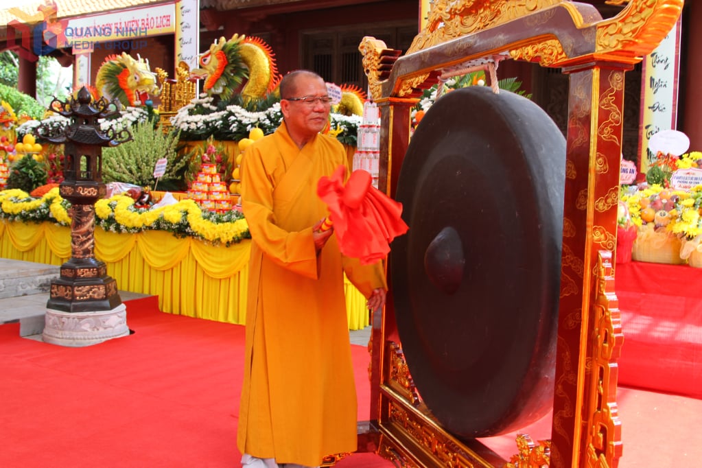 តំណាងព្រះសង្ឃវៀតណាមខេត្ត Quang Ninh វាយគងដើម្បីបើកពិធីបុណ្យ។