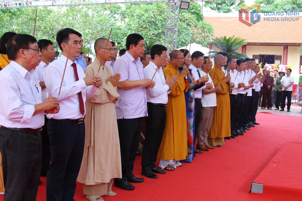 គណៈប្រតិភូថ្វាយគ្រឿងសក្ការៈបូជាដល់ស្តេច Tran ។