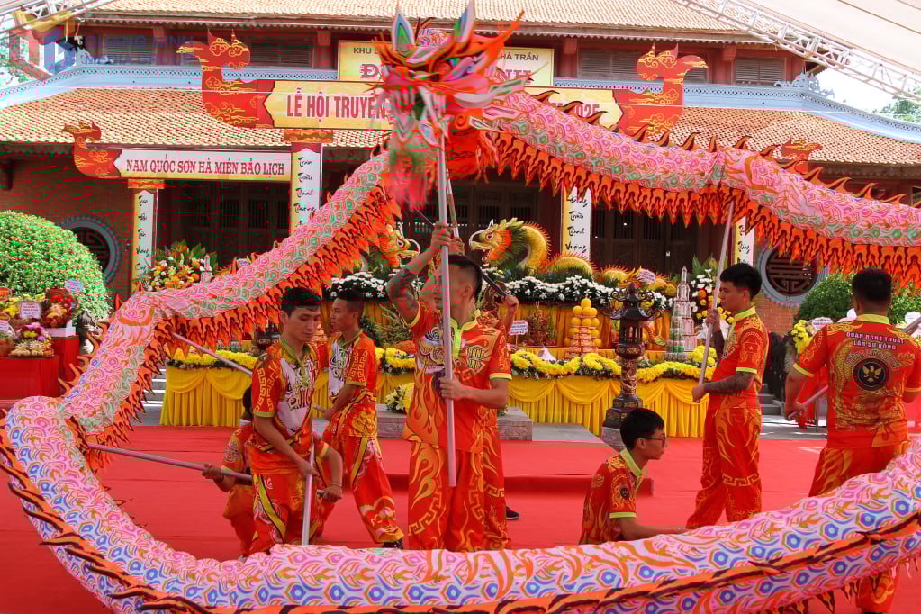 ការសម្តែងសិល្បៈពិសេសៗជាច្រើនត្រូវបានសម្តែងក្នុងពិធីបើក។
