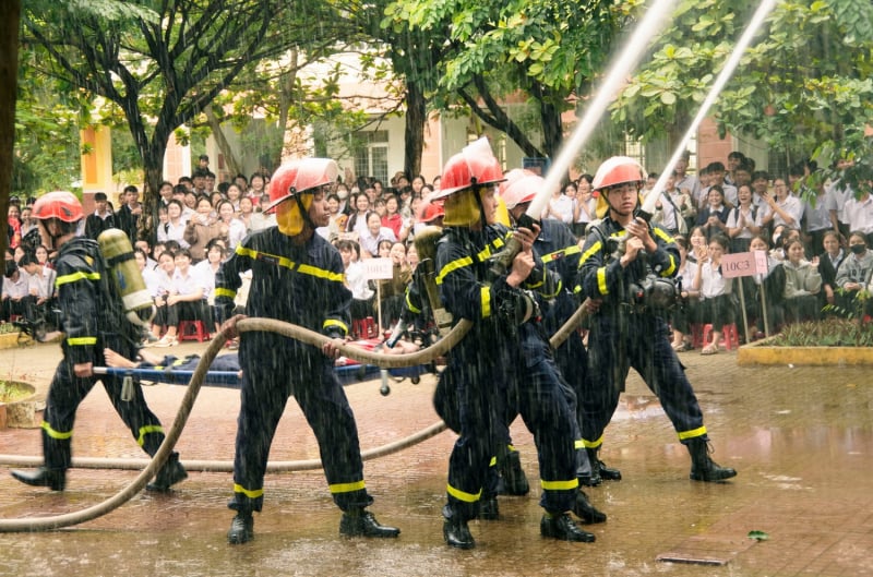 Casi 1.200 docentes y alumnos experimentan con entusiasmo técnicas de extinción de incendios y rescate -0