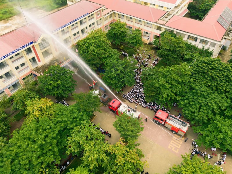 Casi 1.200 docentes y alumnos experimentan con entusiasmo técnicas de extinción de incendios y rescate -0