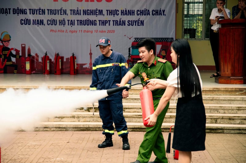 Casi 1.200 docentes y alumnos experimentan con entusiasmo técnicas de extinción de incendios y rescate -0