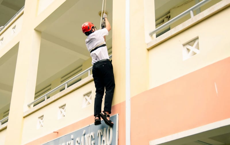Casi 1.200 docentes y alumnos experimentan con entusiasmo técnicas de extinción de incendios y rescate -0
