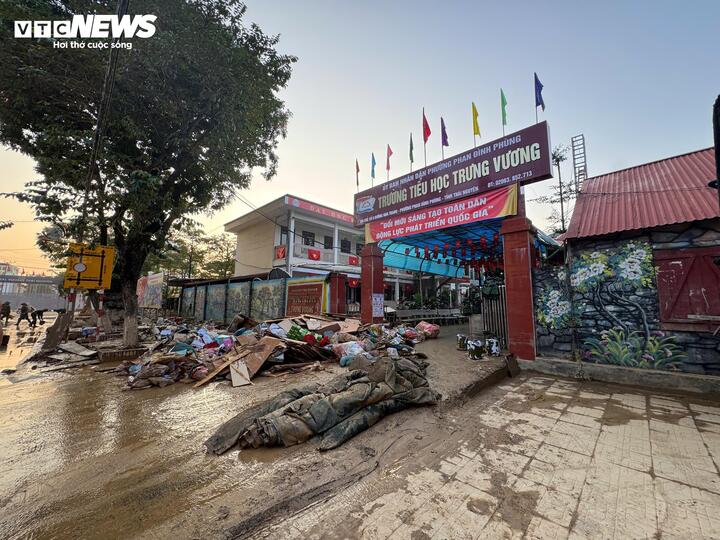Efter den historiska översvämningen ödelades varje område i Thai Nguyen, med skolor översållade med lera och skräp. Bilden visar området framför Trung Vuong Primary School efter att vattnet dragit sig tillbaka.