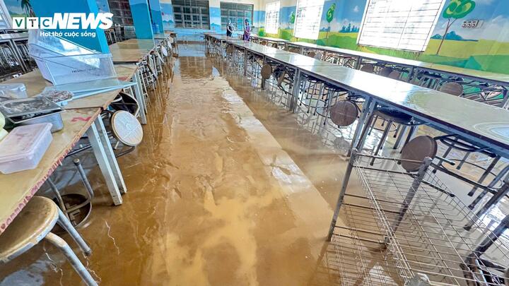 Hjärtskärande bilder av skolor i Thai Nguyen ödelagda efter stormar och översvämningar - 7