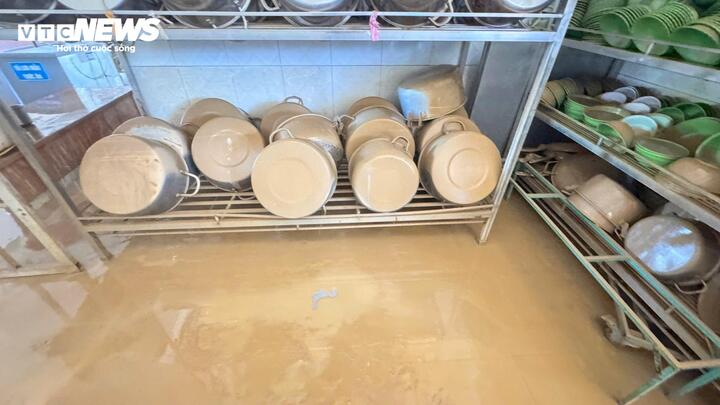 Hjärtskärande bilder av skolor i Thai Nguyen ödelagda efter stormar och översvämningar - 8