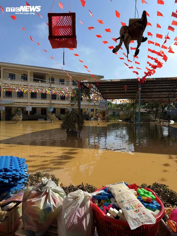 Hjärtskärande bilder av skolor i Thai Nguyen ödelagda efter stormar och översvämningar - 11