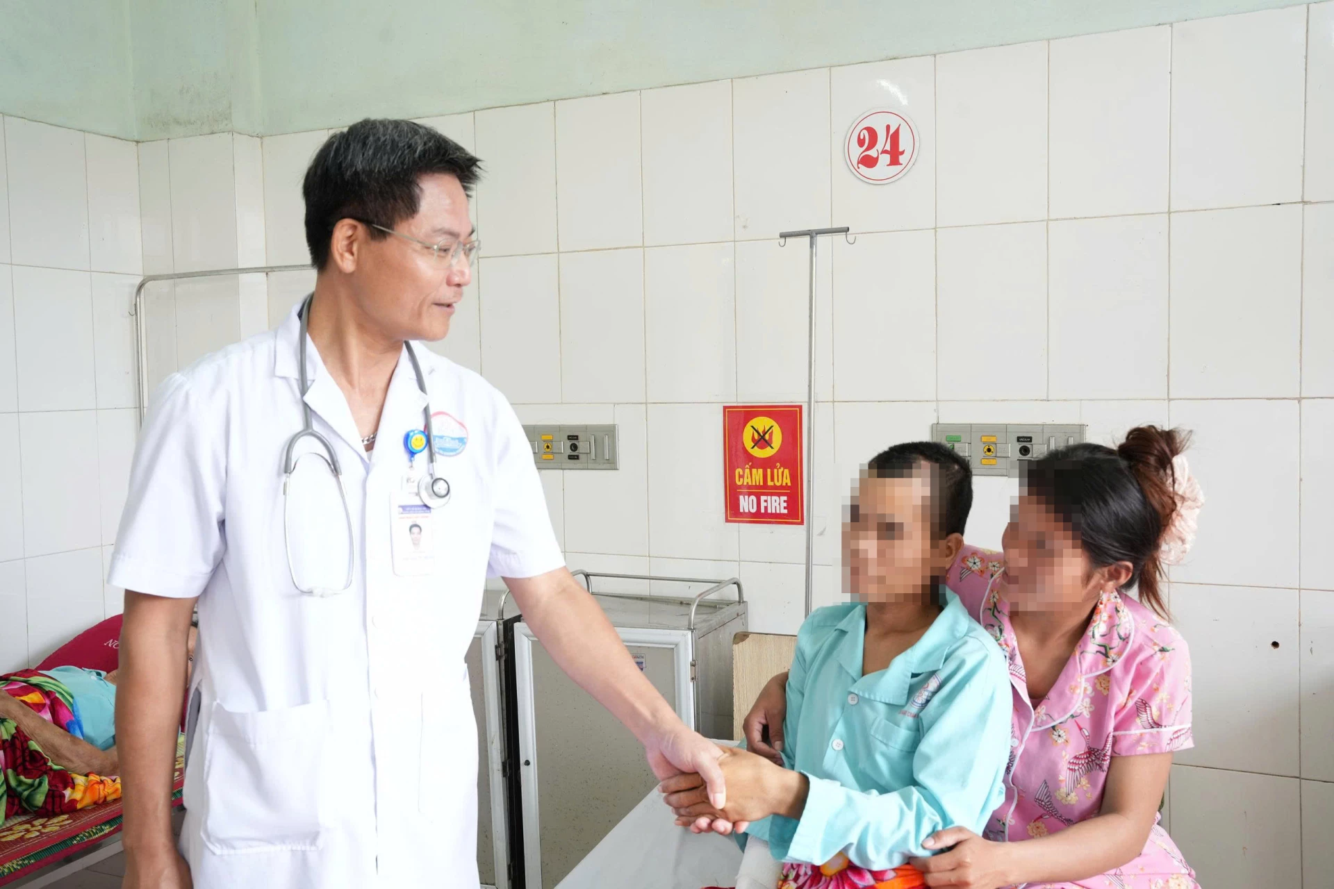 Läkare från Quang Tri General Hospital besöker patient C.B före utskrivning - Foto: Quang Tri General Hospital