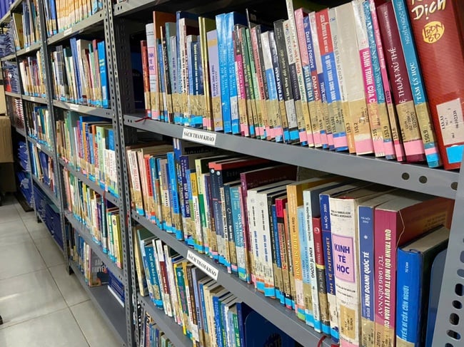 تعزيز دور المكتبات في خدمة نموذج التعليم المفتوح يساهم في بناء مجتمع التعلم مدى الحياة في العصر الرقمي - صورة 1 Phát huy vai trò của thư viện phục vụ mô hình giáo dục mở góp phần xây dựng xã hội học tập suốt đời trong kỷ nguyên số - Ảnh 1.
