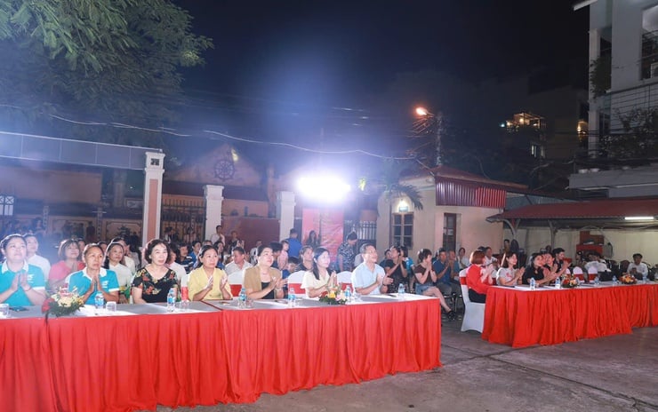 Vinh Hung Ward: Art program to welcome the City Party Congress and the 71st anniversary of the Capital Liberation Day - Photo 1. Phường Vĩnh Hưng: Chương trình nghệ thuật chào mừng Đại hội Đảng bộ Thành phố và 71 năm Ngày Giải phóng Thủ đô- Ảnh 1.