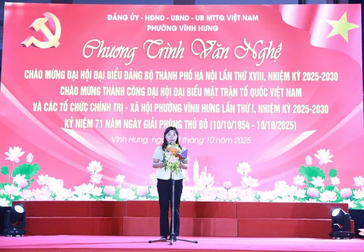 Vinh Hung Ward: Art program to welcome the City Party Congress and the 71st anniversary of the Capital Liberation Day - Photo 2. Phường Vĩnh Hưng: Chương trình nghệ thuật chào mừng Đại hội Đảng bộ Thành phố và 71 năm Ngày Giải phóng Thủ đô- Ảnh 2.