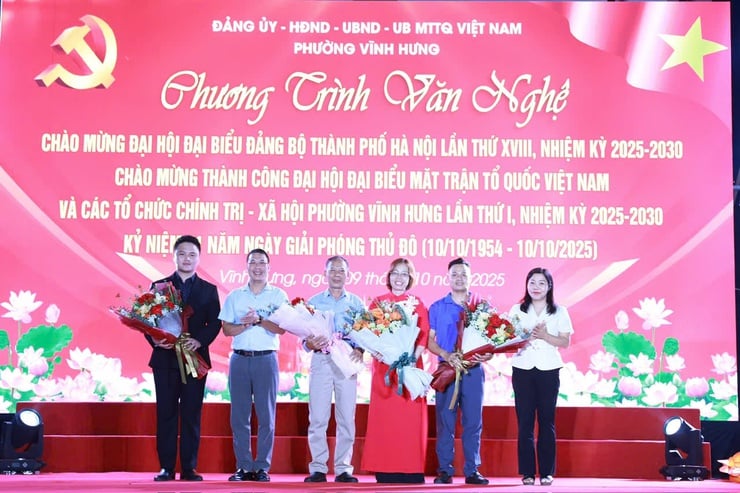 Vinh Hung Ward: Art program to welcome the City Party Congress and the 71st anniversary of the Capital Liberation Day - Photo 3. Phường Vĩnh Hưng: Chương trình nghệ thuật chào mừng Đại hội Đảng bộ Thành phố và 71 năm Ngày Giải phóng Thủ đô- Ảnh 3.