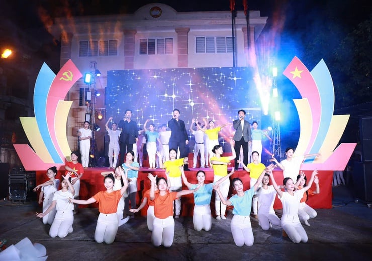 Vinh Hung Ward: Art program to welcome the City Party Congress and the 71st anniversary of the Capital Liberation Day - Photo 4. Phường Vĩnh Hưng: Chương trình nghệ thuật chào mừng Đại hội Đảng bộ Thành phố và 71 năm Ngày Giải phóng Thủ đô- Ảnh 4.
