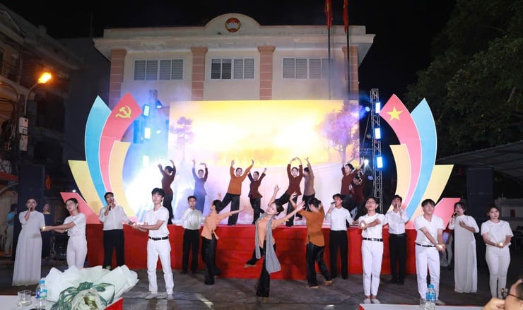 Vinh Hung Ward: Art program to welcome the City Party Congress and the 71st anniversary of the Capital Liberation Day - Photo 5. Phường Vĩnh Hưng: Chương trình nghệ thuật chào mừng Đại hội Đảng bộ Thành phố và 71 năm Ngày Giải phóng Thủ đô- Ảnh 5.