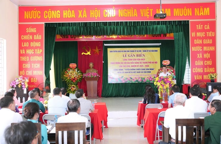 Van Dinh: Skylt för projektet Vân Đình: Gắn biển công trình