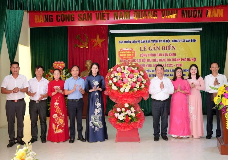 Van Dinh: Skylt för projektet Vân Đình: Gắn biển công trình