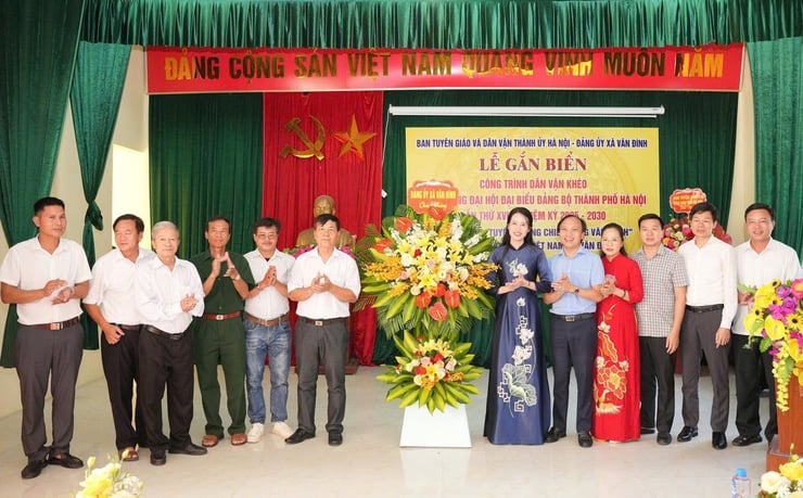 Van Dinh: Skylt för projektet Vân Đình: Gắn biển công trình