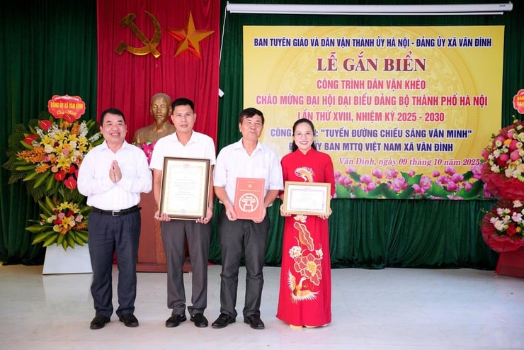 Van Dinh: Skylt för projektet Vân Đình: Gắn biển công trình