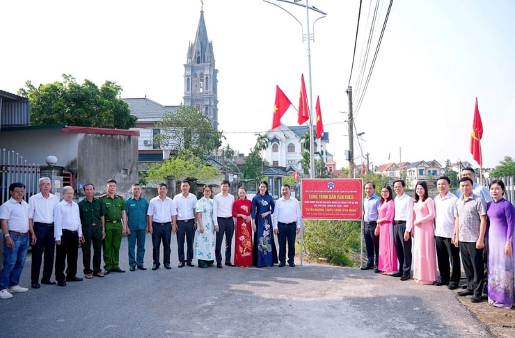 Van Dinh: Skylt för projektet Vân Đình: Gắn biển công trình