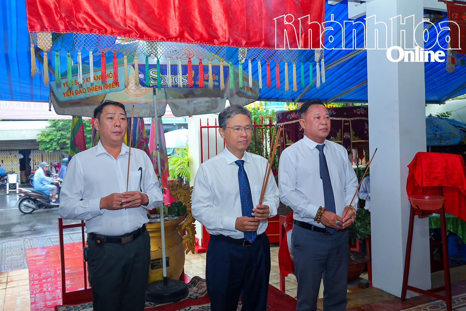 Kamerad Tran Hoa Nam mempersembahkan dupa untuk mengenang Raja Hung Dao.