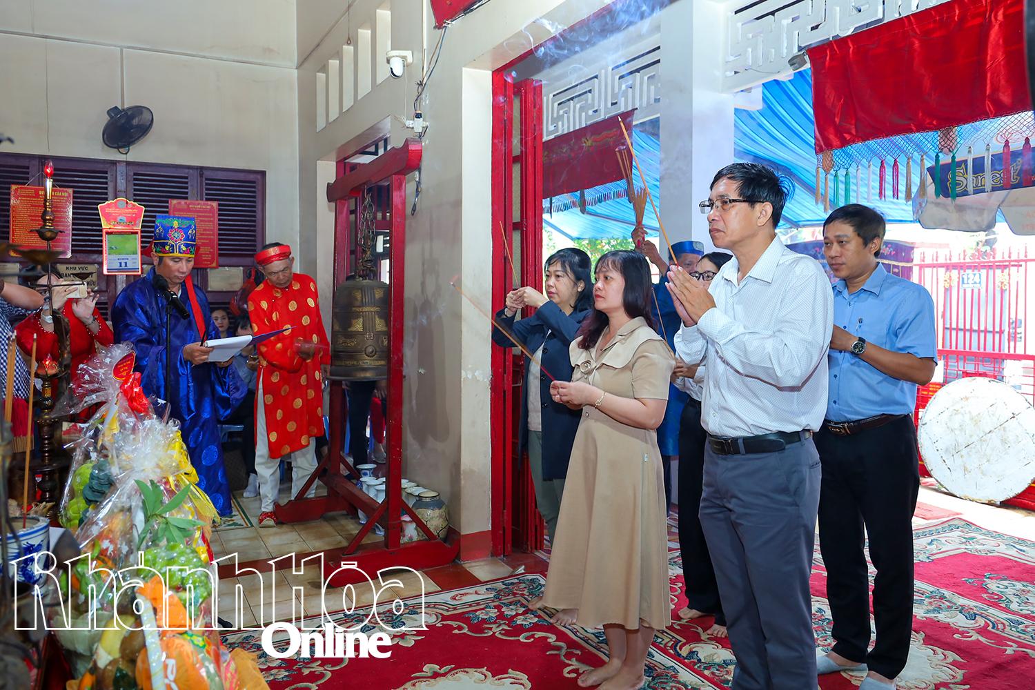 Para pemimpin distrik Nha Trang mempersembahkan dupa untuk mengenang Raja Hung Dao.