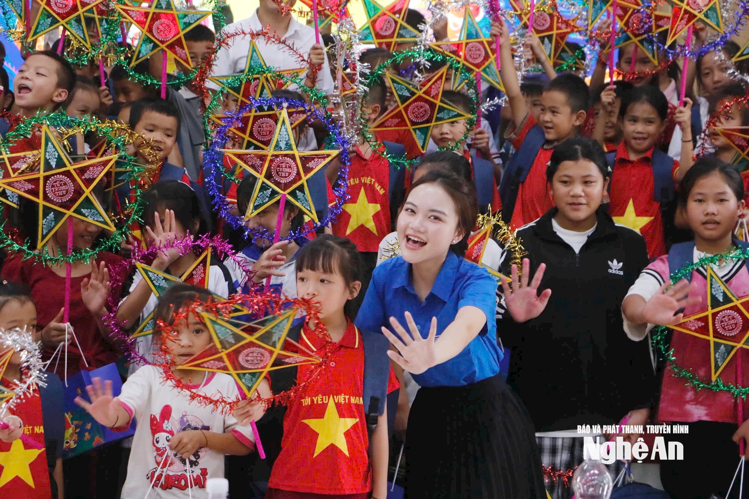 រូបថត 1 ពិធីបុណ្យពាក់កណ្តាលរដូវស្លឹកឈើជ្រុះ