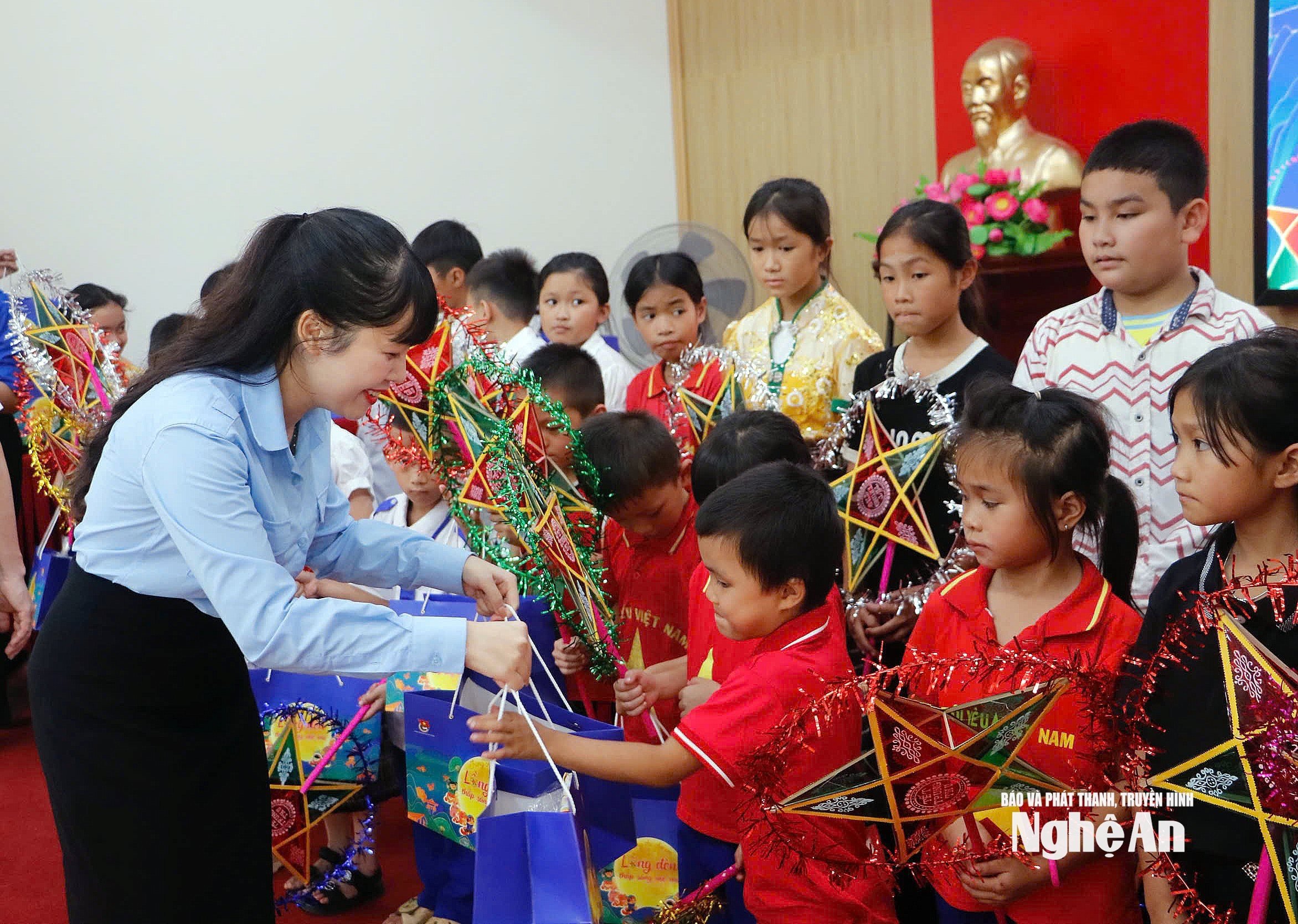 រូបថត 2 ពិធីបុណ្យពាក់កណ្តាលរដូវស្លឹកឈើជ្រុះ