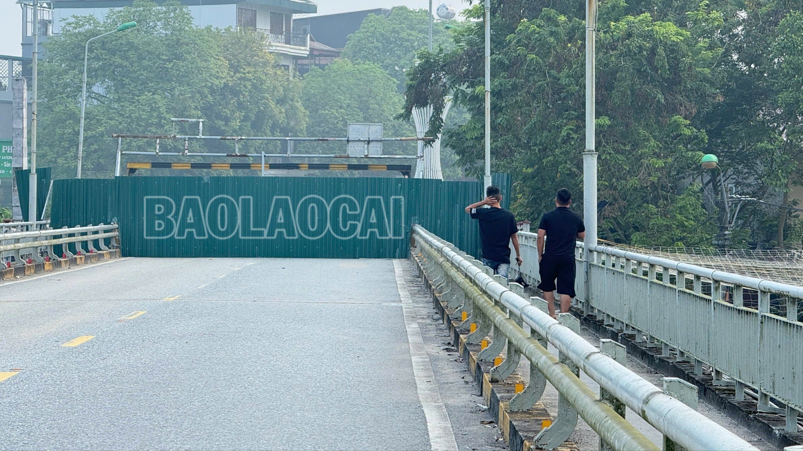 Nhiều người thường xuyên lật rào chắn đi bộ qua cầu Yên Bái.