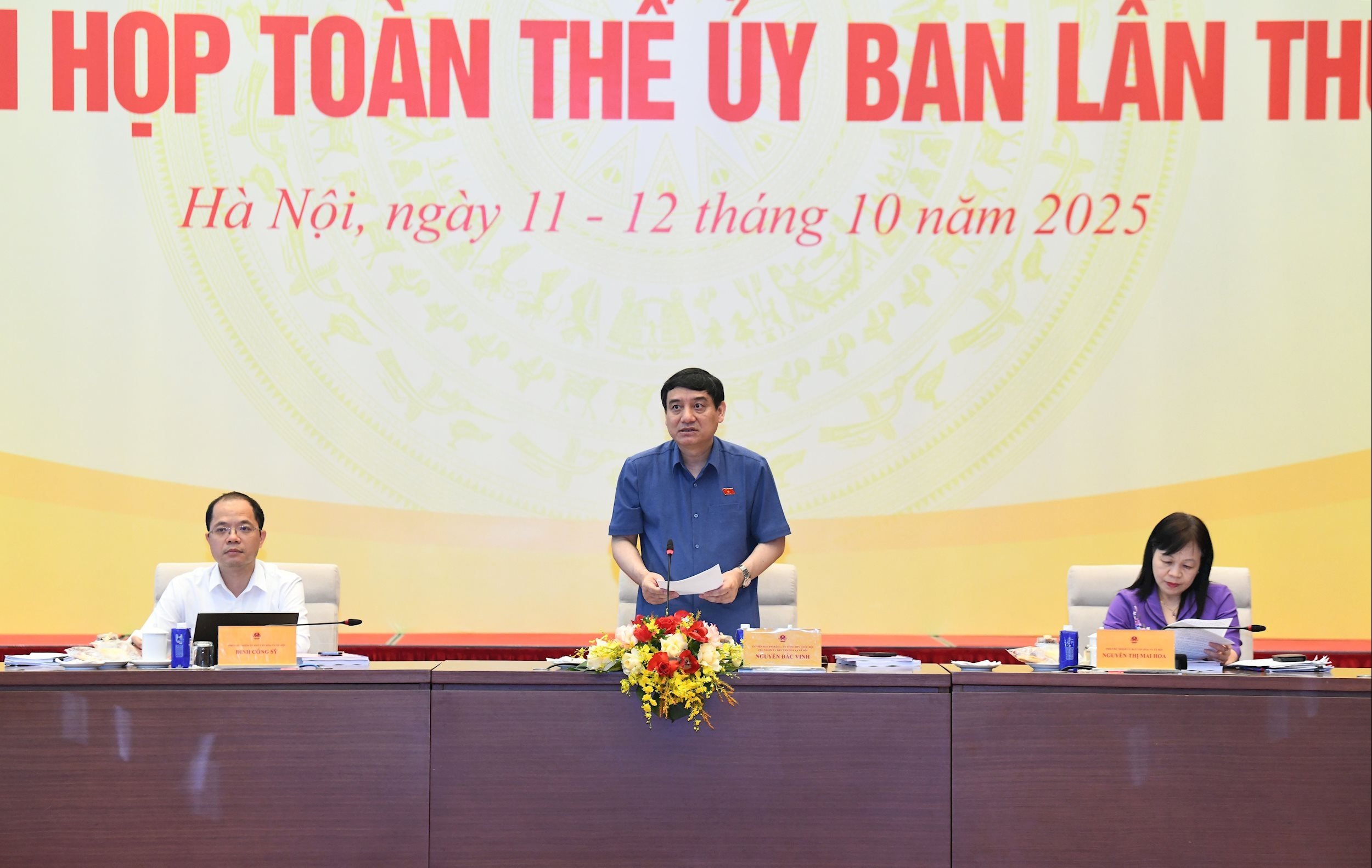 Presidente do Comitê de Cultura e Sociedade Nguyen Dac Vinh.3