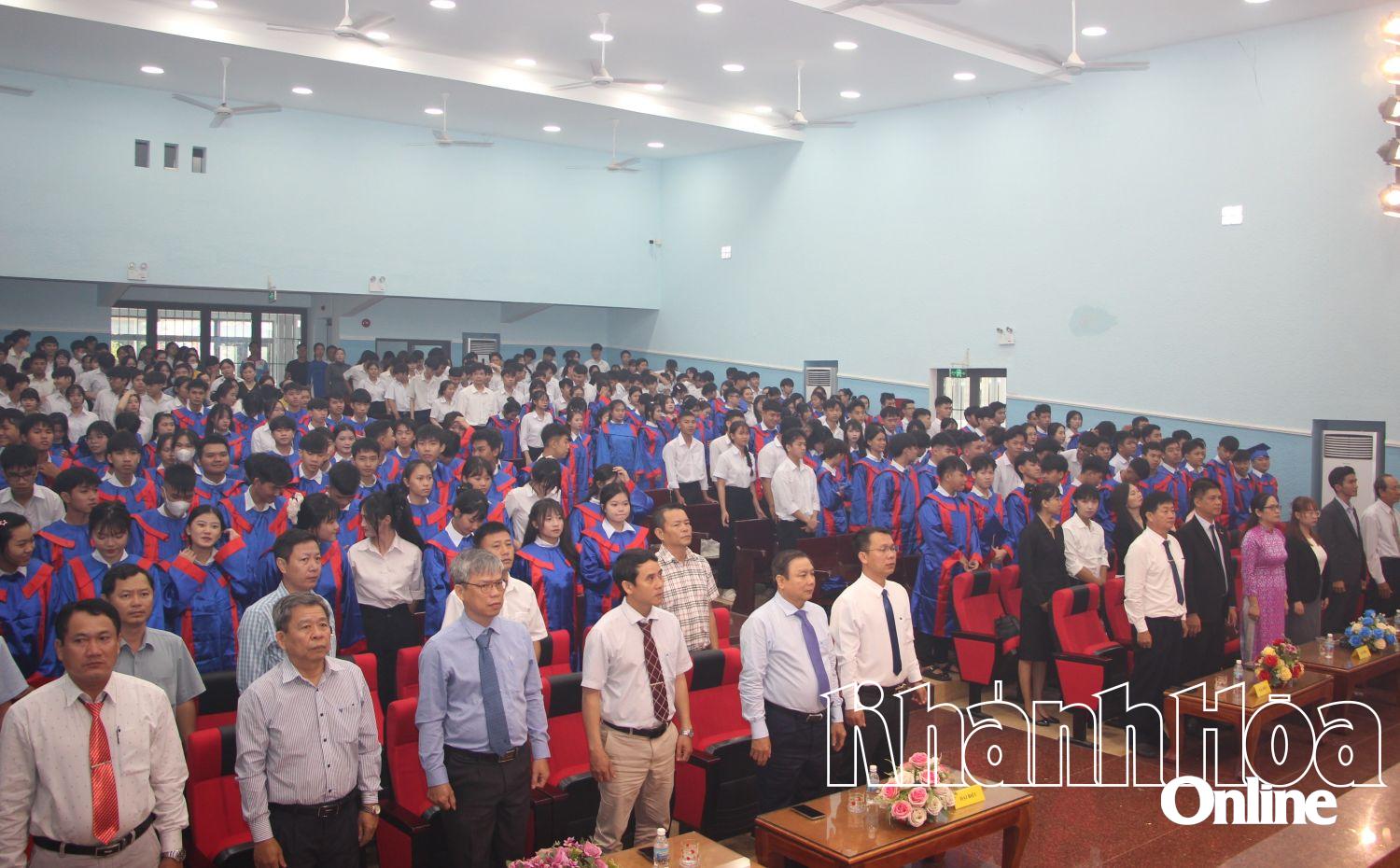 Các đại biểu thực hiện nghi thức chào cờ.