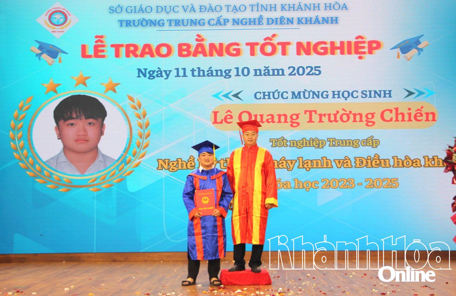Ông Nguyễn Xuân Tạo - Hiệu trưởng Trường Trung cấp nghề Diên Khánh trao bằng tốt nghiệp cho học sinh.