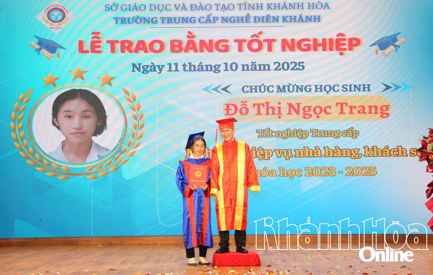 Lãnh đạo Trường Trung cấp nghề Diên Khánh trao bằng tốt nghiệp cho học sinh.