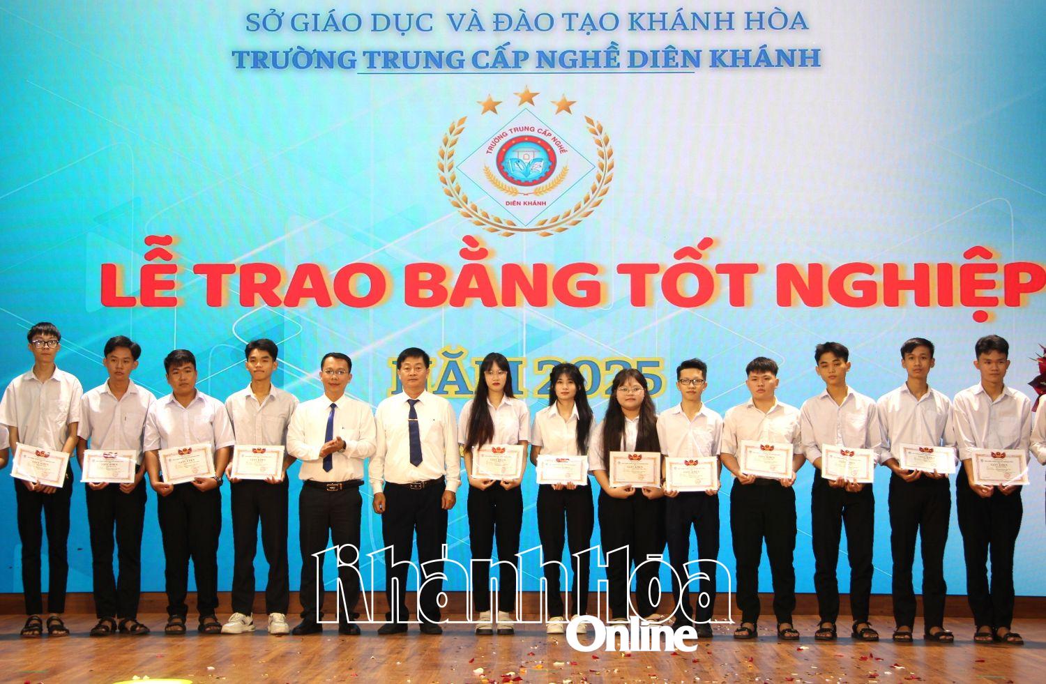 Lãnh đạo Trường Trung cấp nghề Diên Khánh khen thưởng những học sinh đạt thành tích cao.