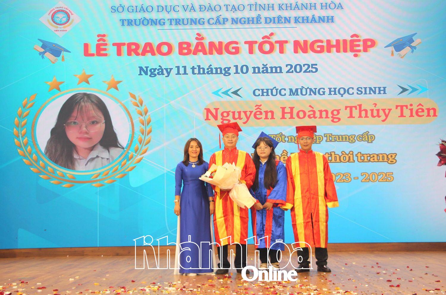 Đại diện học sinh tặng hoa tri ân lãnh đạo Trường Trung cấp nghề Diên Khánh.