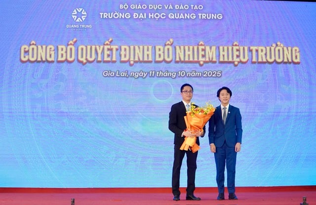 Quang Trung-universitetet har en ny rektor - Foto 1. Trường đại học Quang Trung có tân hiệu trưởng- Ảnh 1.