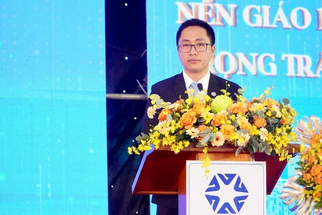 Quang Trung-universitetet har en ny rektor - Foto 2. Trường đại học Quang Trung có tân hiệu trưởng- Ảnh 2.