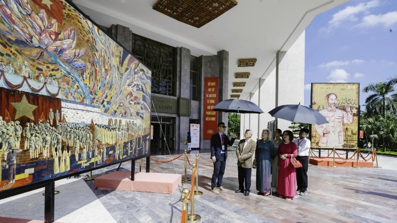 Das großformatige Lackgemälde „Onkel Ho liest die Unabhängigkeitserklärung“, das ins Guinnessbuch der Rekorde aufgenommen wurde und im Ho-Chi-Minh-Museum ausgestellt ist, hat die Aufmerksamkeit einheimischer und internationaler Kunstliebhaber auf sich gezogen.