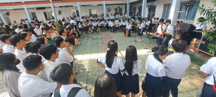 Vẫn có những trường hợp học sinh được dùng điện thoại sau quy định hạn chế, vì sao? - Ảnh 2.