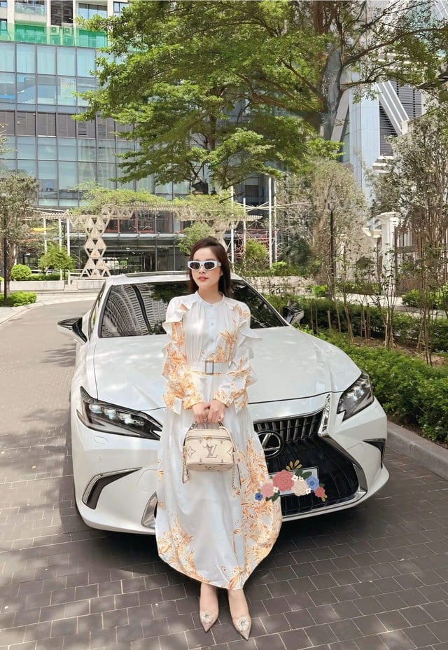និពន្ធនាយក Minh Huong លាយសំលៀកបំពាក់ក្នុងរចនាប័ទ្មជាច្រើន ធ្វើឱ្យរូបនាងស្រស់ស្អាត - រូបថត 2. BTV Minh Hương mix đồ đa phong cách, tôn dáng đẹp - Ảnh 2.