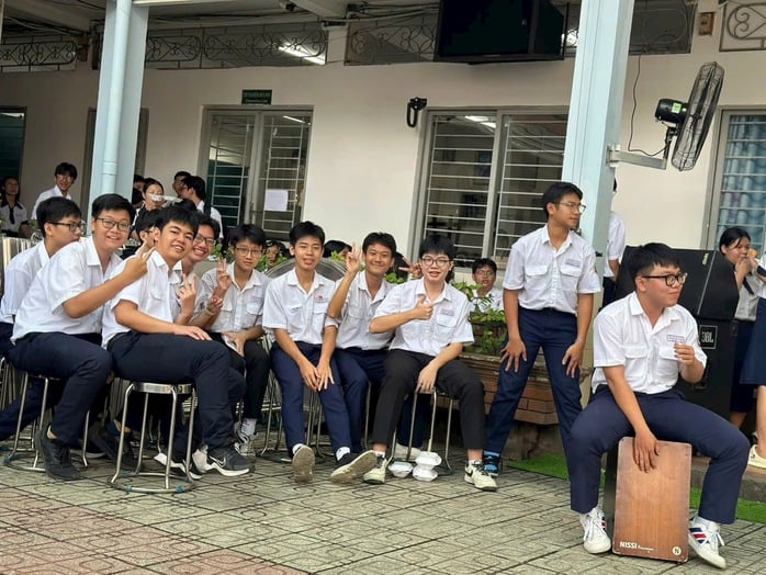 Vẫn có những trường hợp học sinh được dùng điện thoại sau quy định hạn chế, vì sao? - Ảnh 3.