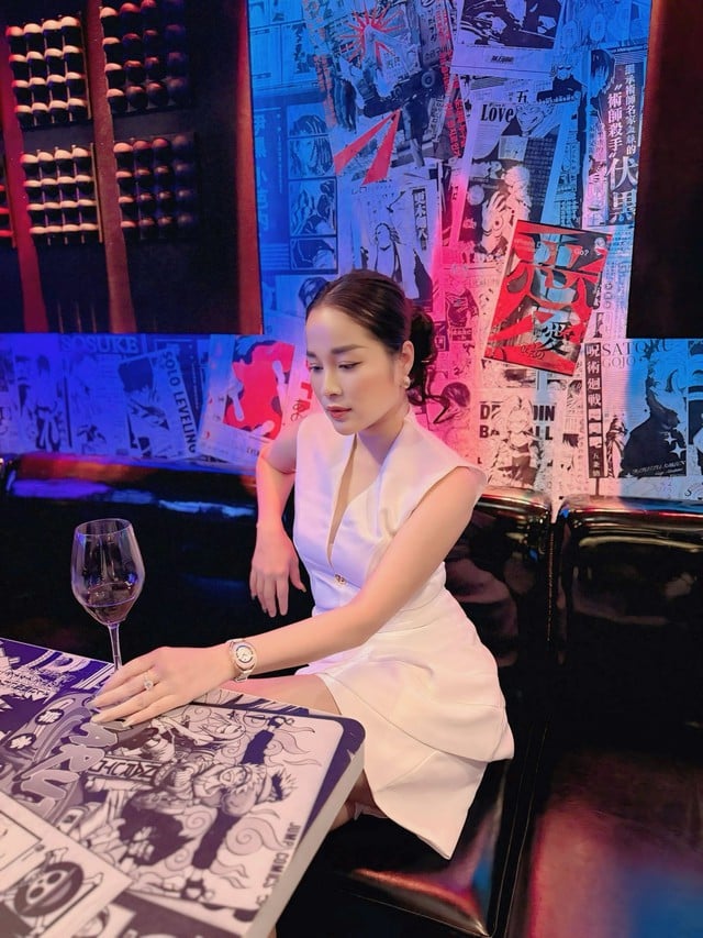 និពន្ធនាយក Minh Huong លាយសំលៀកបំពាក់ក្នុងរចនាប័ទ្មជាច្រើន ធ្វើឱ្យរូបនាងស្រស់ស្អាត - រូបថត 3. BTV Minh Hương mix đồ đa phong cách, tôn dáng đẹp - Ảnh 3.