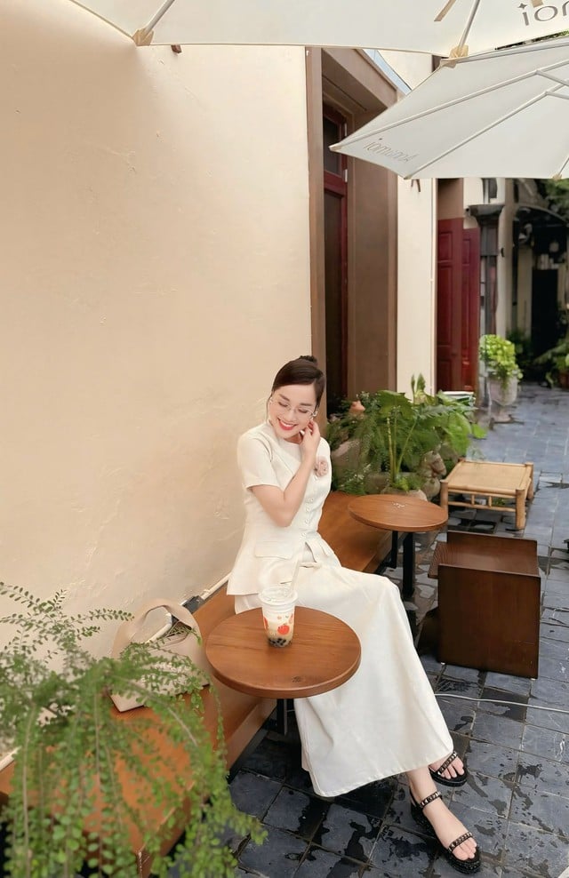 និពន្ធនាយក Minh Huong លាយសំលៀកបំពាក់ក្នុងរចនាប័ទ្មជាច្រើន ធ្វើឱ្យរូបនាងស្រស់ស្អាត - រូបថត ៤. BTV Minh Hương mix đồ đa phong cách, tôn dáng đẹp - Ảnh 4.